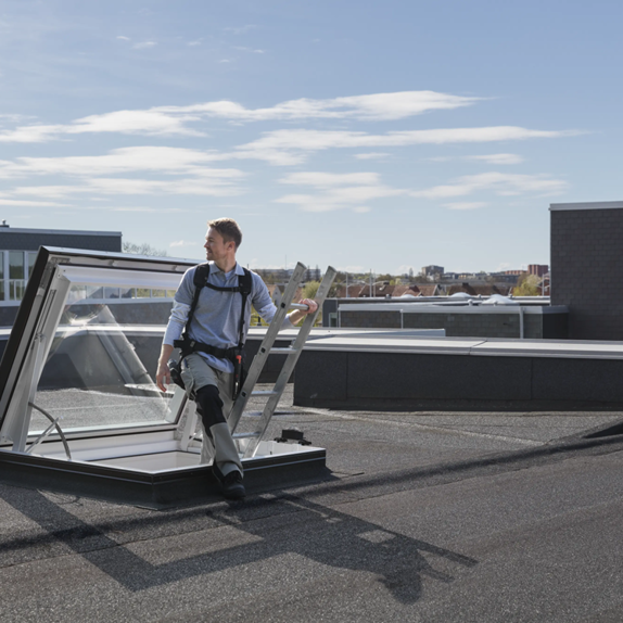 Elektryczne okno wyłazowe do dachów płaskich